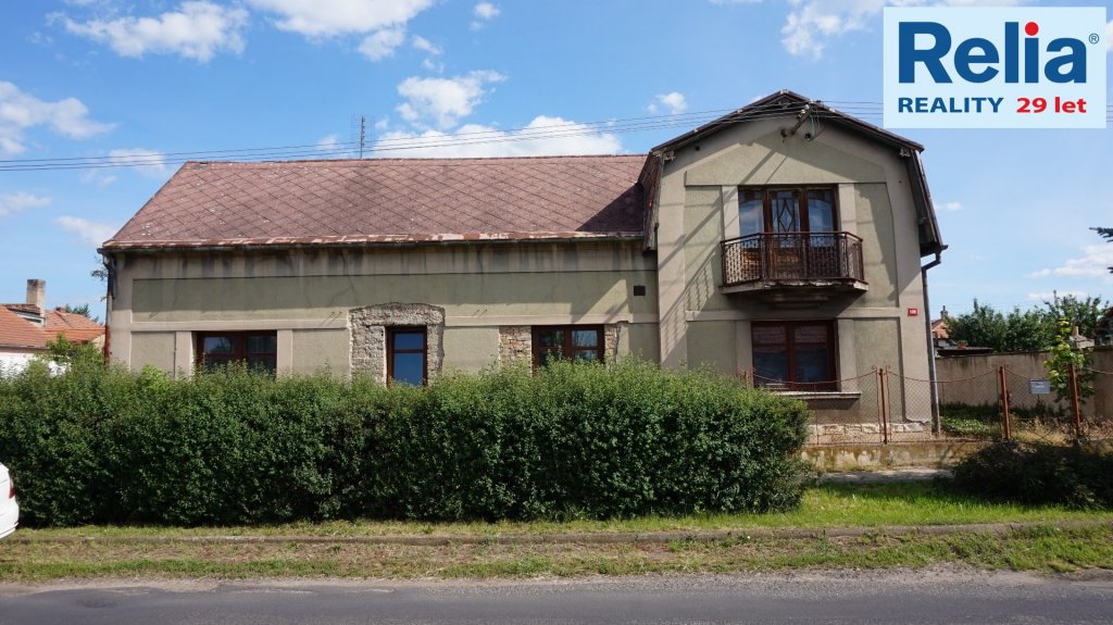 Prodej, Rodinný dům se zahradou, garáží a dvorem, 761 m2, středisková obec Koštice.