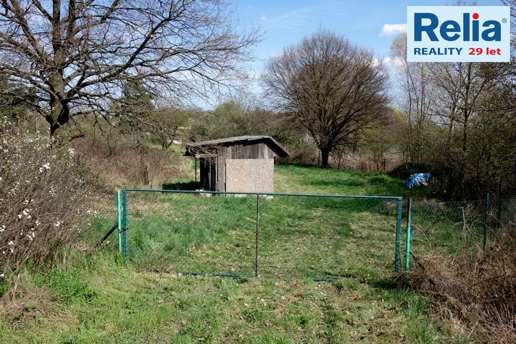 Krásný pozemek s výhledem do polí v Černé u Bohdanče,1242 m2