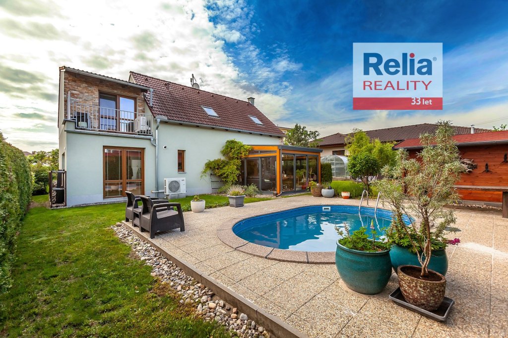 Krásný zděný RD s veškerým zázemím, v klidné části Sezemic, 670 m2