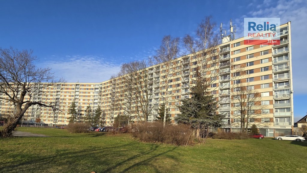 Pronájem slunného plně vybaveného bytu 1+kk v Hokejce