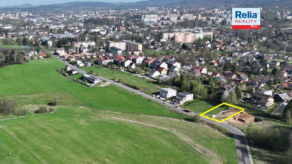 Stavebn&iacute; parcela 992 m&sup2; s v&yacute;hledem na Je&scaron;těd &ndash; s&iacute;tě již vyvedeny na pozemku!