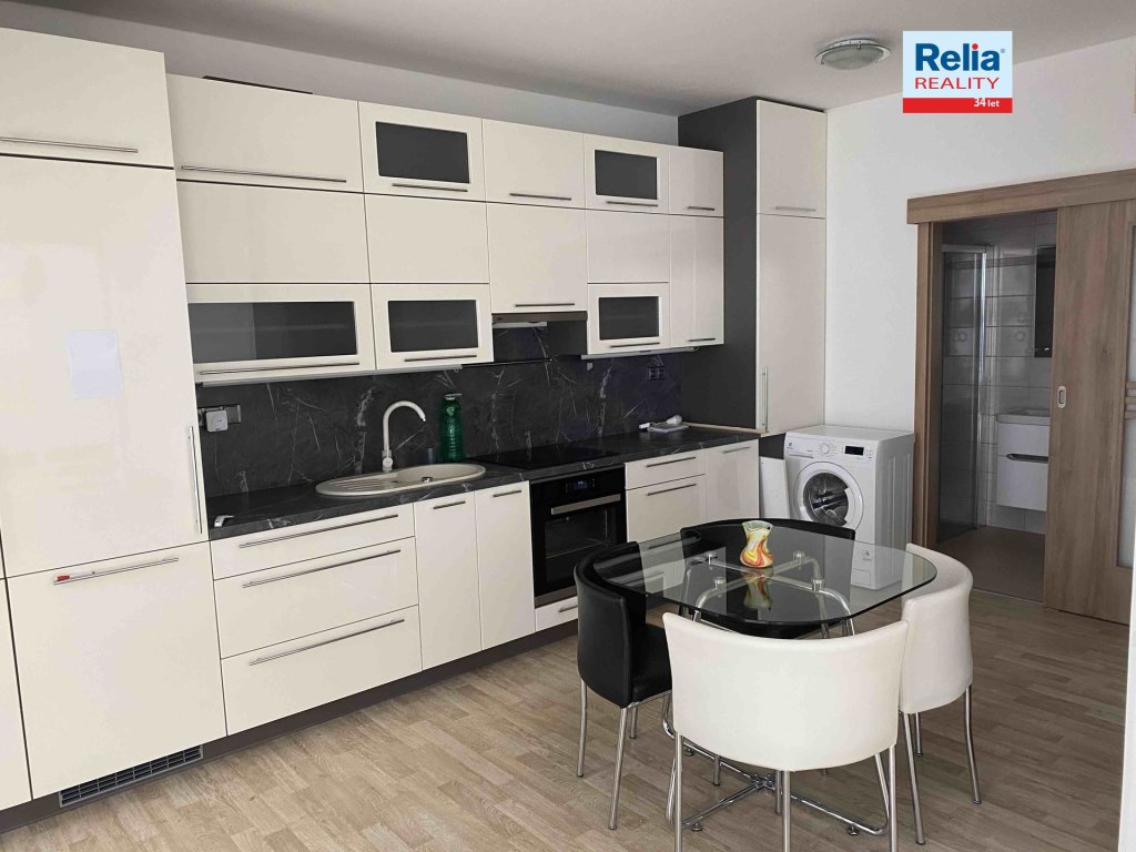 Pron&aacute;jem bytu 2+kk 47 m&sup2; se zahr&aacute;dkou a parkovac&iacute;m st&aacute;n&iacute;m, Liberec XXIII-Doub&iacute;